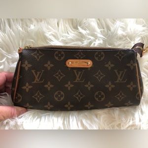 LOUIS VUITTON
Monogram Eva Clutch